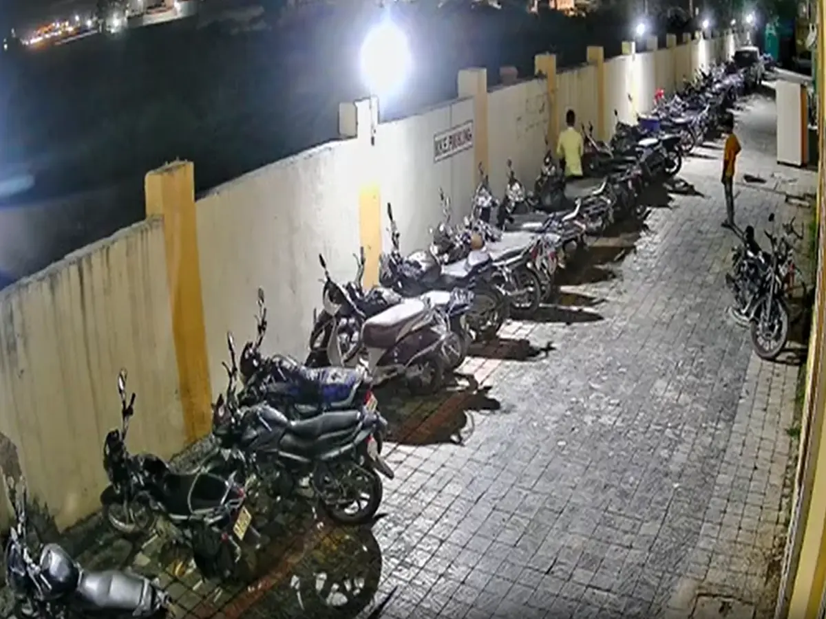 Rajasthan Crime: अलवर में छू-मंतर हो रही बाइकें! चोरों की करतूत CCTV में कैद Rajasthan Crime: अलवर में छू-मंतर हो रही बाइकें! चोरों की करतूत CCTV में कैद