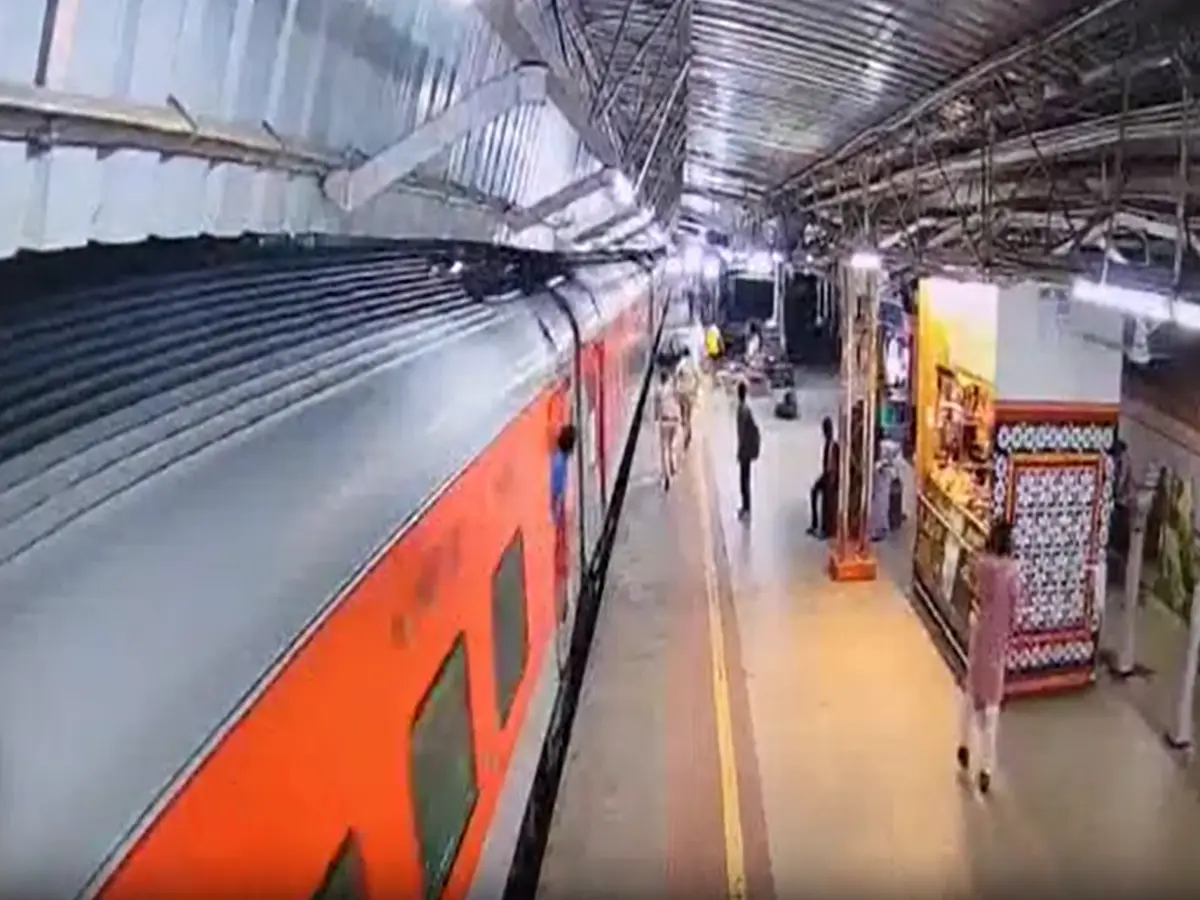 'जाको राखे साइयां...' CCTV में कैद हुआ चमत्कार, चलती ट्रेन से गिरा यात्री बचा 'जाको राखे साइयां...' CCTV में कैद हुआ चमत्कार, चलती ट्रेन से गिरा यात्री बचा