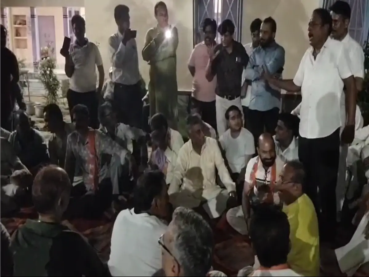 Churu BJP: राजस्थान में फिर से बंटी दिखी भाजपा! सुजानगढ़ में कार्यकर्ताओं की गुटबाजी ने बढ़ाई सिरदर्दी Churu BJP: राजस्थान में फिर से बंटी दिखी भाजपा! सुजानगढ़ में कार्यकर्ताओं की गुटबाजी ने बढ़ाई सिरदर्दी
