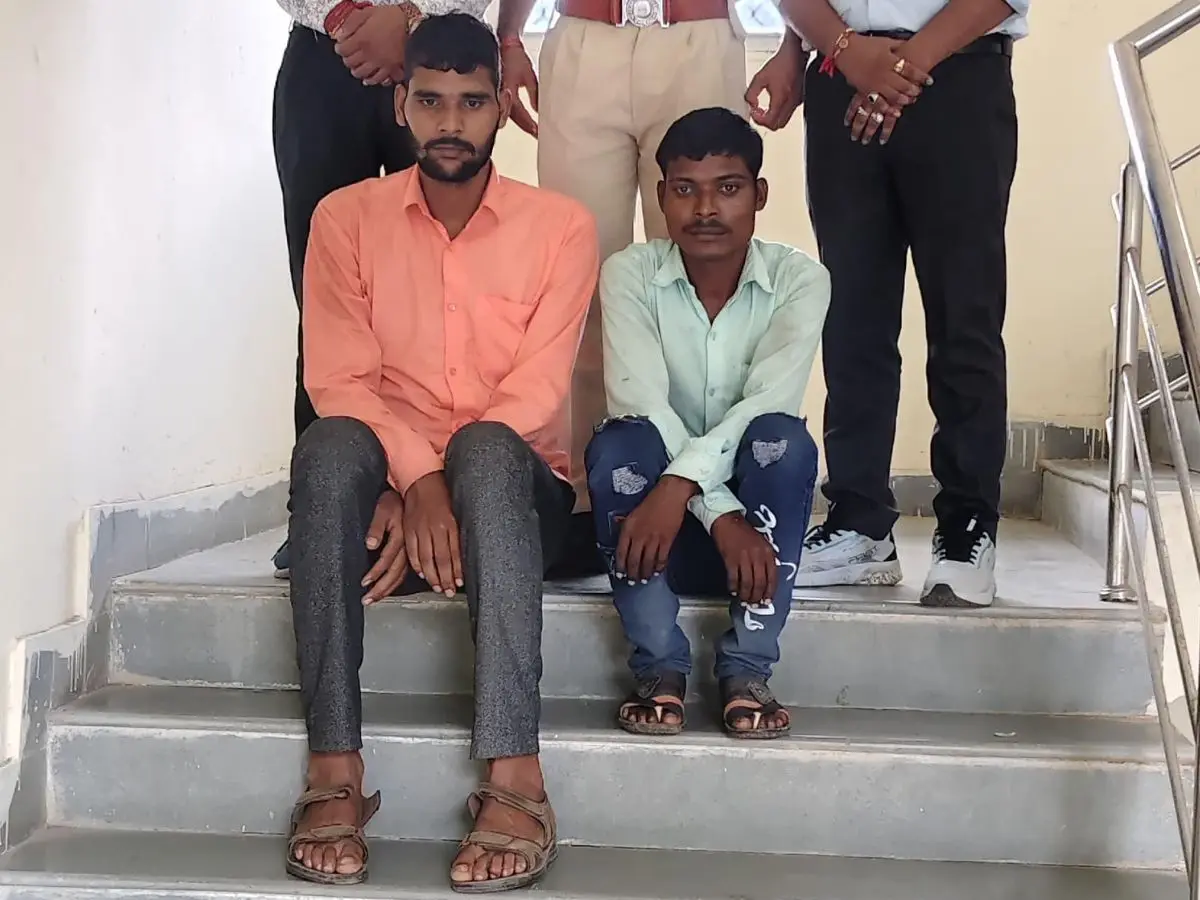 Pratapgarh: लॉटरी के नाम पर महिला से ठगे लाखों रुपये, 2 आरोपी गिरफ्तार Pratapgarh: लॉटरी के नाम पर महिला से ठगे लाखों रुपये, 2 आरोपी गिरफ्तार