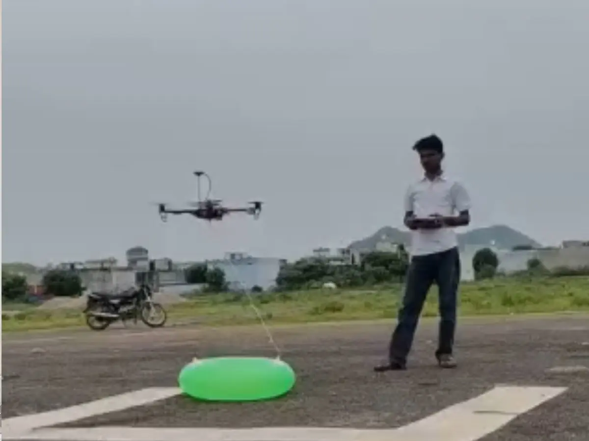 दौसा के इलेक्ट्रिकल इंजीनियर के छात्र ने बनाया ड्रोन, उड़ सकता है 900 मीटर की ऊंचाई तक दौसा के इलेक्ट्रिकल इंजीनियर के छात्र ने बनाया ड्रोन, उड़ सकता है 900 मीटर की ऊंचाई तक