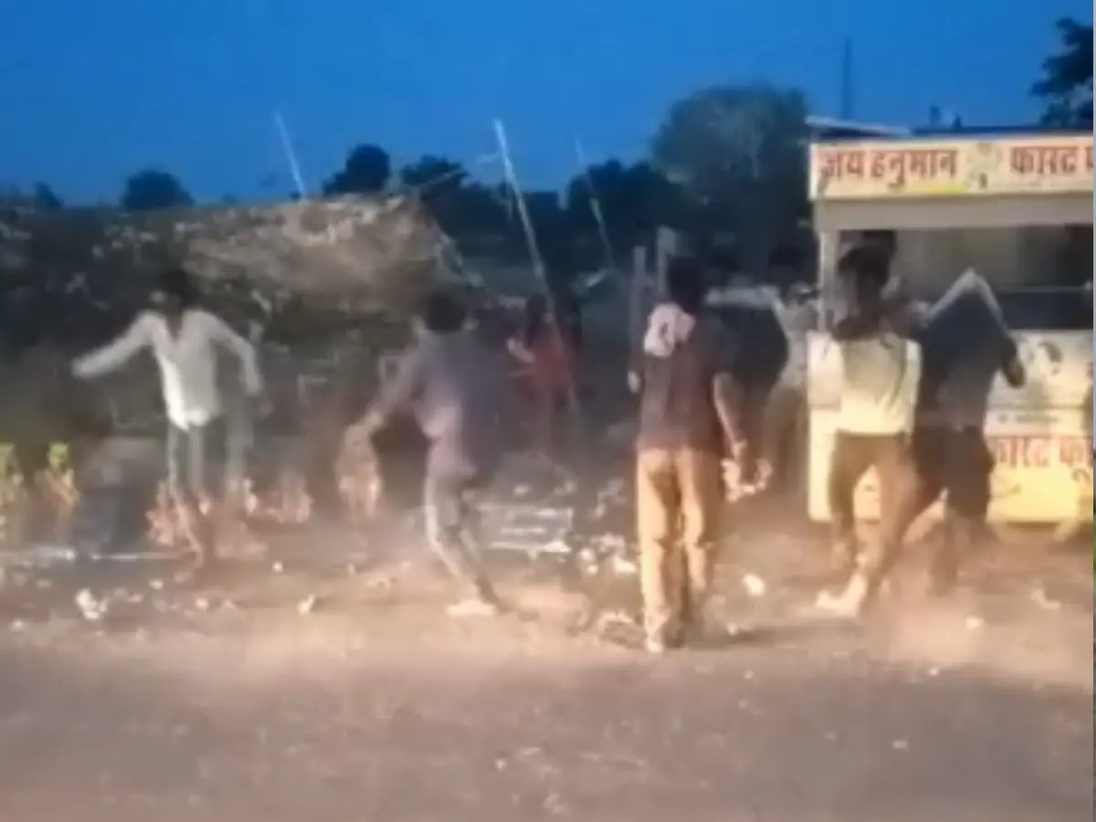 Jalore News: दो गुटों में मारपीट, लाठी-डंडों और मूर्तियां फेंककर किया हमला Jalore News: दो गुटों में मारपीट, लाठी-डंडों और मूर्तियां फेंककर किया हमला