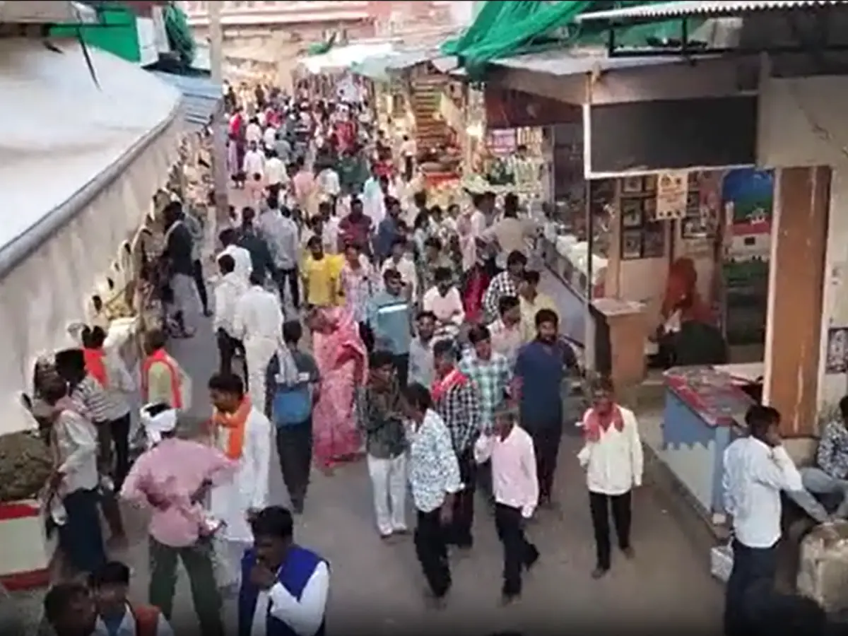 जैसलमेर में परवान पर रामदेवरा मेला, तेज धूप श्रद्धालुओं के लिए बनी समस्या जैसलमेर में परवान पर रामदेवरा मेला, तेज धूप श्रद्धालुओं के लिए बनी समस्या