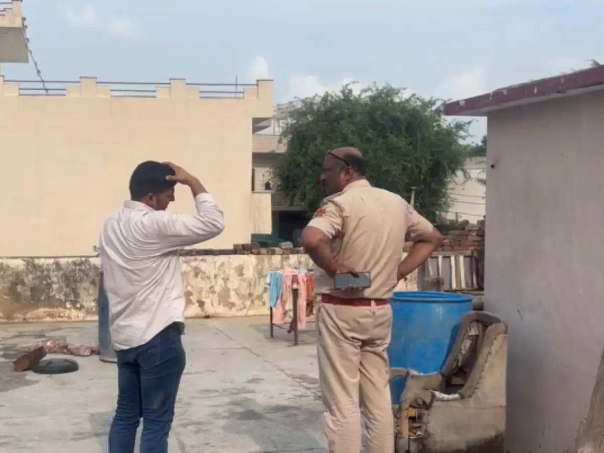 तिजारा: छत पर नीले ड्रम में मिले शव के साथ मिला नमक, पत्नी और मकान मालिक गायब तिजारा: छत पर नीले ड्रम में मिले शव के साथ मिला नमक, पत्नी और मकान मालिक गायब