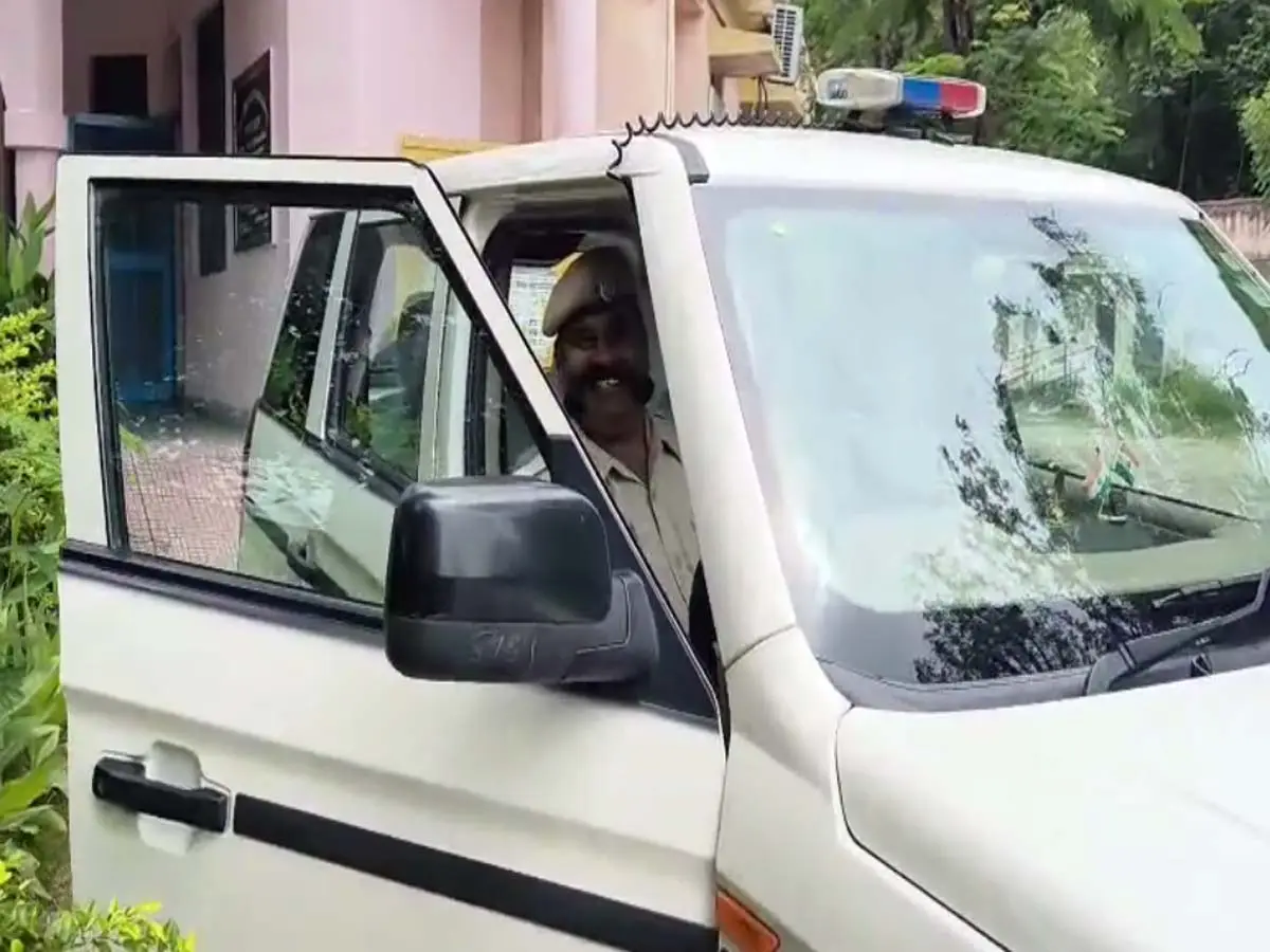 Rajsamand News : डीटीओ ऑफिस में आई नई बोलेरो, ड्राइवर की मुस्कुराहट देखने लायक Rajsamand News : डीटीओ ऑफिस में आई नई बोलेरो, ड्राइवर की मुस्कुराहट देखने लायक