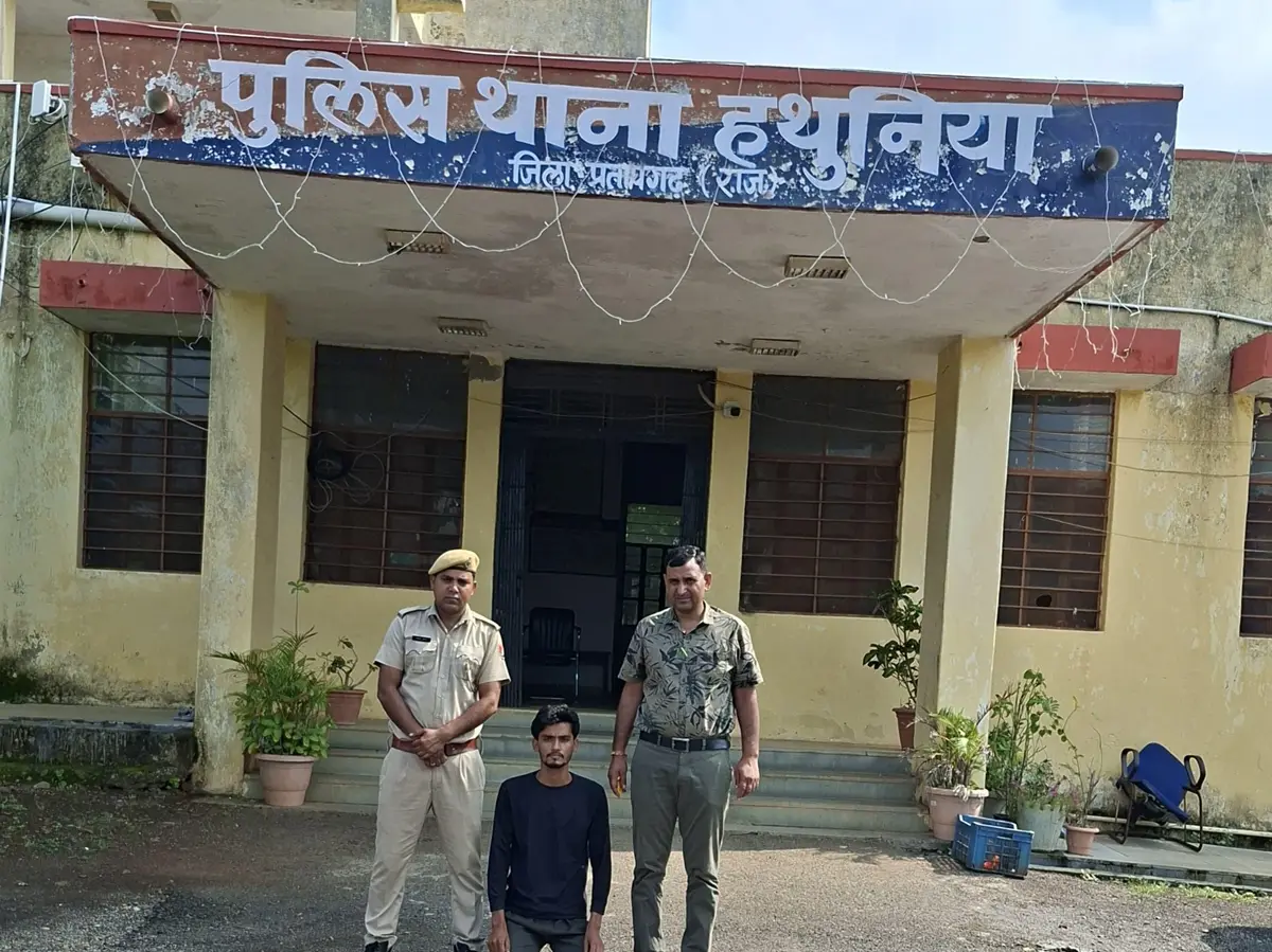 Pratapgarh में अरेस्ट हुआ 'अरबाज खान', अवैध हथियार मामले में था फरार Pratapgarh में अरेस्ट हुआ 'अरबाज खान', अवैध हथियार मामले में था फरार