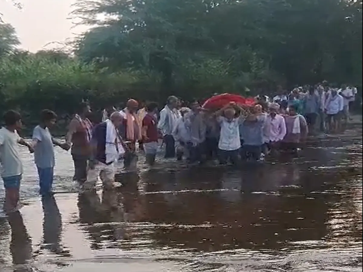 Rajsamand News: छात्रा की मौत के बाद अंतिम यात्रा बनी चुनौती, नदी पार करने में भारी मुसीबत