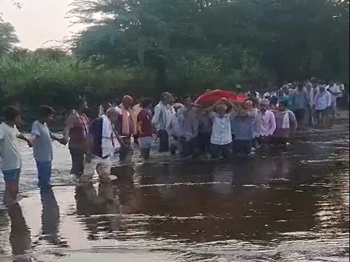 Rajsamand News: छात्रा की मौत के बाद अंतिम यात्रा बनी चुनौती, नदी पार करने में भारी मुसीबत Rajsamand News: छात्रा की मौत के बाद अंतिम यात्रा बनी चुनौती, नदी पार करने में भारी मुसीबत