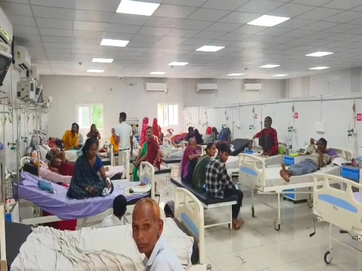 Dungarpur News: डूंगरपुर मेडिकल कॉलेज में बंद पड़े AC, मरीज गर्मी और मच्छरों से बेहाल! Dungarpur News: डूंगरपुर मेडिकल कॉलेज में बंद पड़े AC, मरीज गर्मी और मच्छरों से बेहाल!