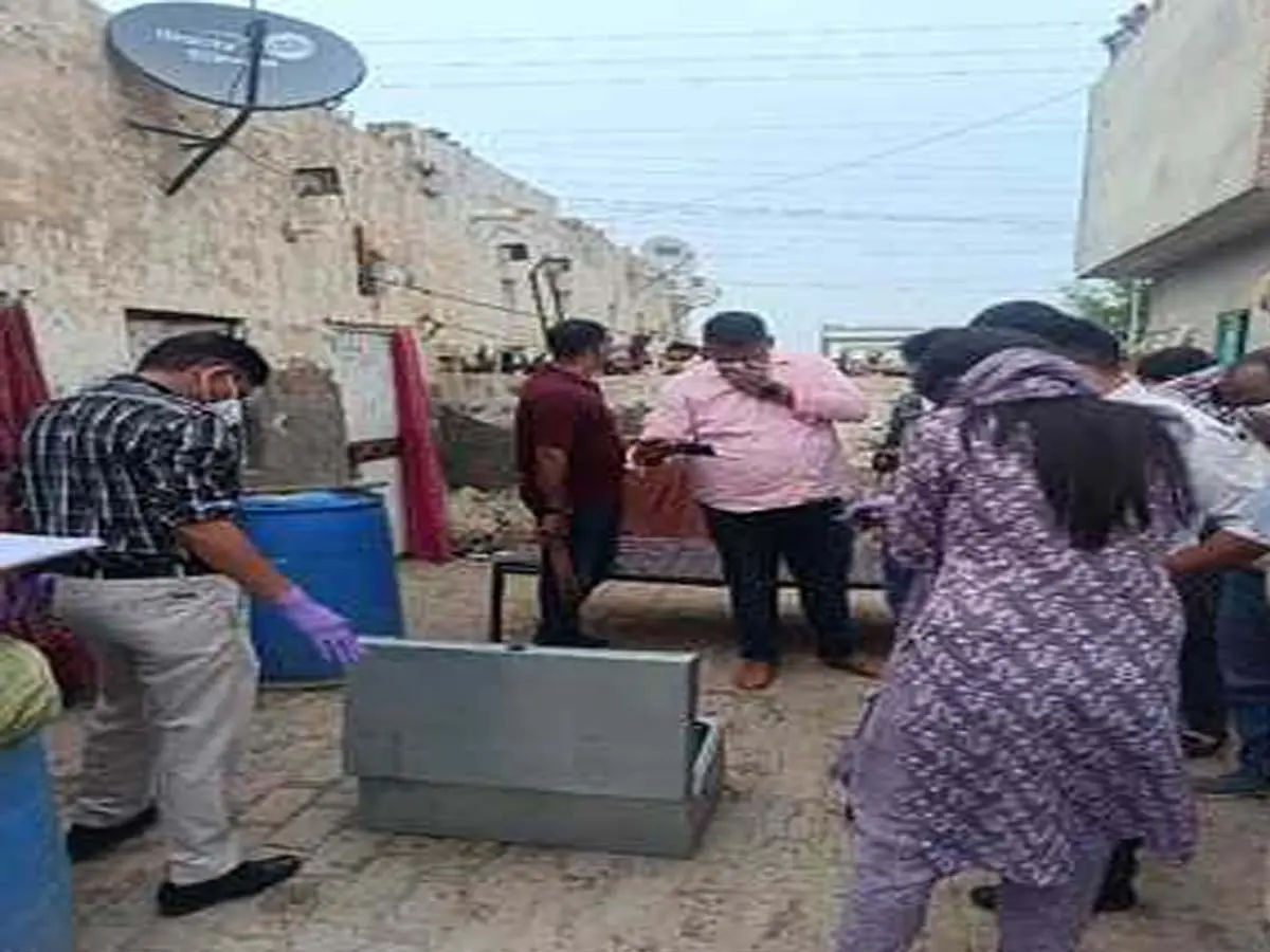 Rajasthan : हनुमानगढ़ में मामा के बक्से में पैक मिली 8 साल की मासूम, बदबू से खुला राज़ Rajasthan : हनुमानगढ़ में मामा के बक्से में पैक मिली 8 साल की मासूम, बदबू से खुला राज़
