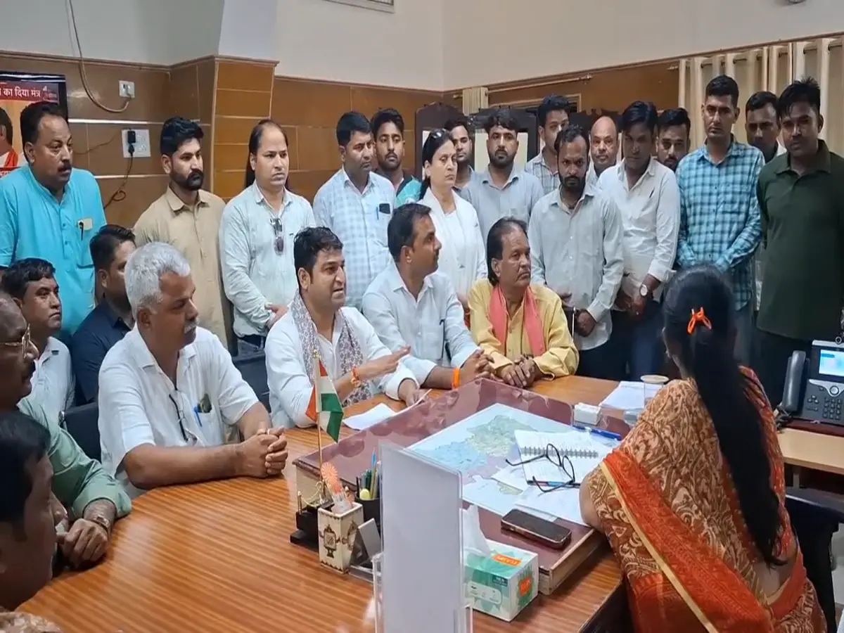 Tonk News: हिजाब मामले में गरमाई सियासत! कांग्रेस और भाजपा दोनों के खोले मोर्चे Tonk News: हिजाब मामले में गरमाई सियासत! कांग्रेस और भाजपा दोनों के खोले मोर्चे
