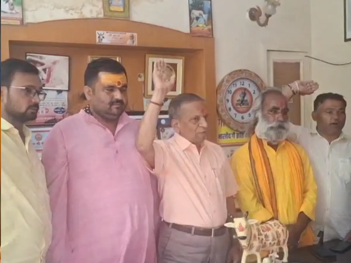 Jaipur News: गोरक्षकों ने ट्रकों से छुड़ाई गायें, तस्करों से हुई झड़प Jaipur News: गोरक्षकों ने ट्रकों से छुड़ाई गायें, तस्करों से हुई झड़प