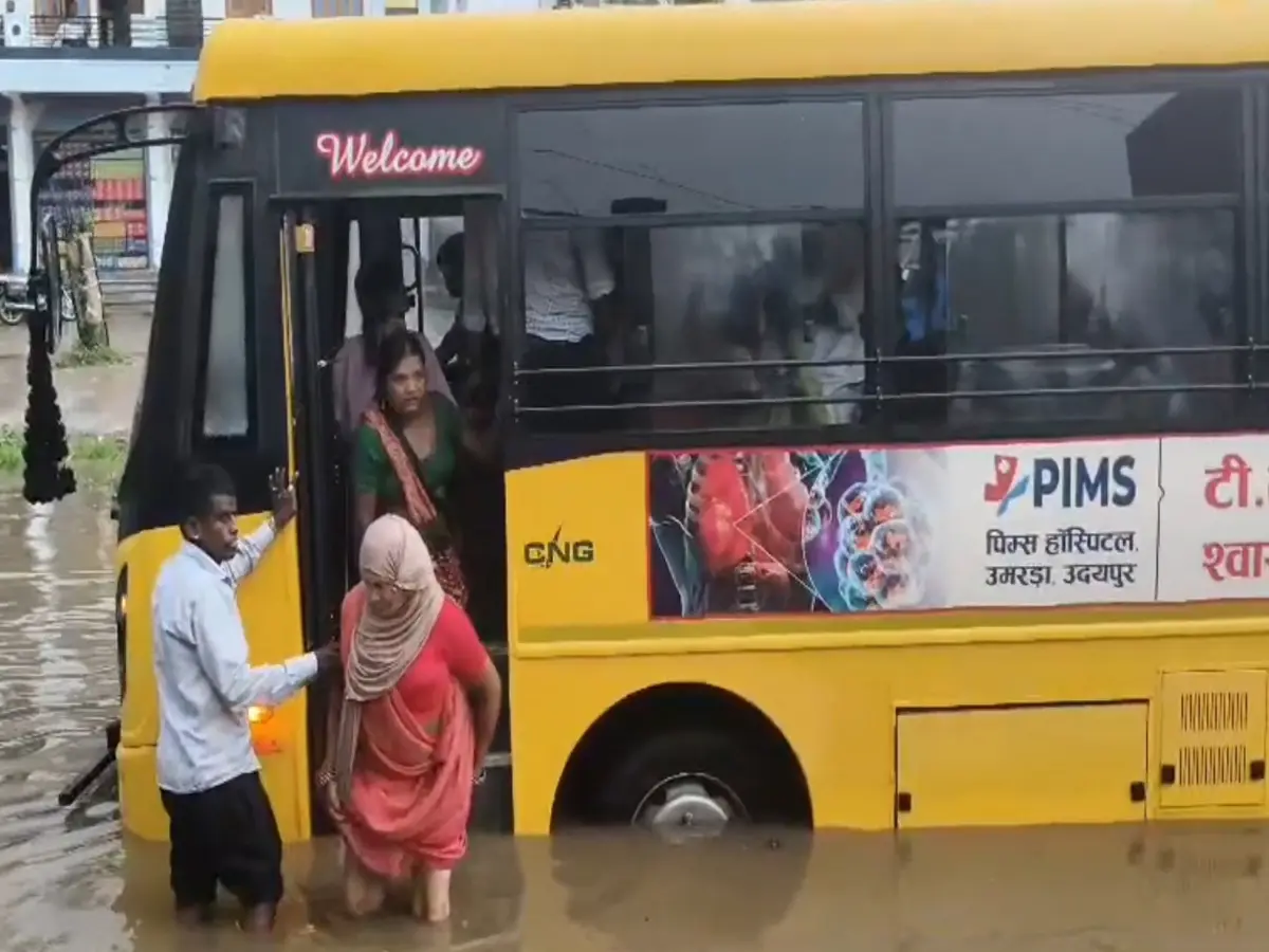 Dungarpur Weather Update: साबला में हुई मूसलाधार बारिश, जलभराव में फंसे कई वाहन