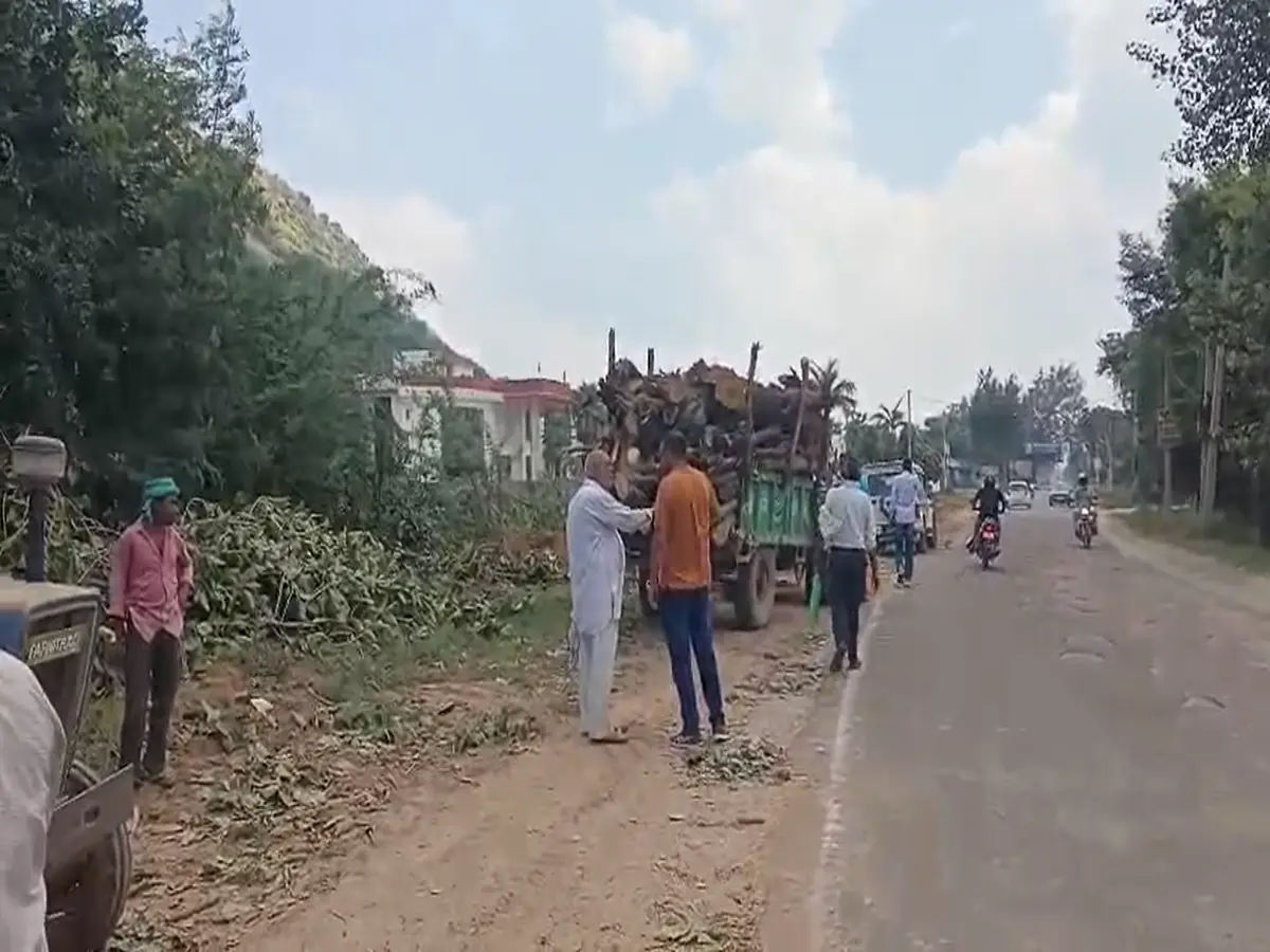 Alwar News: 'मुआवजा नहीं, जमीन जबरन ली जा रही है' अलवर-जयपुर फोर लेन सड़क विवाद पर किसानों का आरोप Alwar News: 'मुआवजा नहीं, जमीन जबरन ली जा रही है' अलवर-जयपुर फोर लेन सड़क विवाद पर किसानों का आरोप
