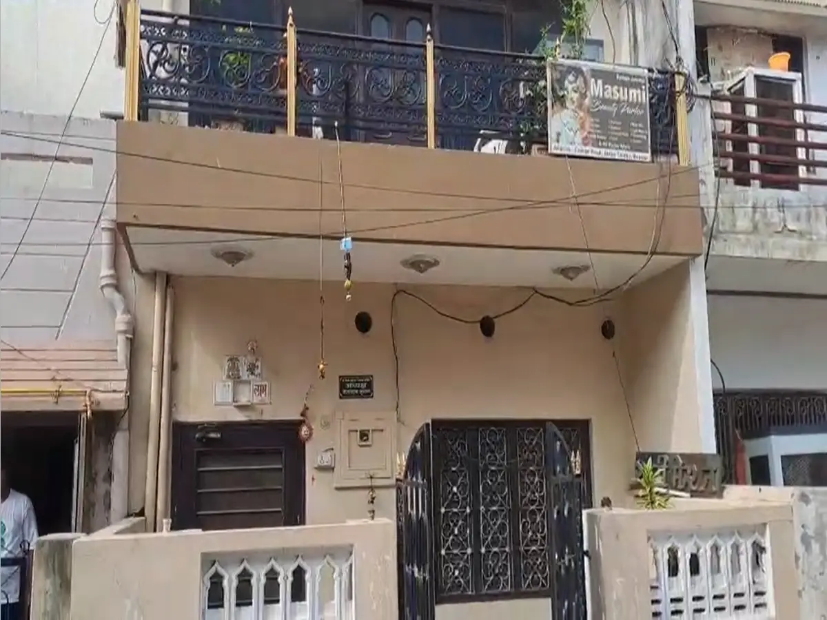 Beawar News: ब्यावर में आयकर विभाग की बड़ी कार्रवाई, फर्जी फर्मों पर छापेमारी से हड़कंप! Beawar News: ब्यावर में आयकर विभाग की बड़ी कार्रवाई, फर्जी फर्मों पर छापेमारी से हड़कंप!