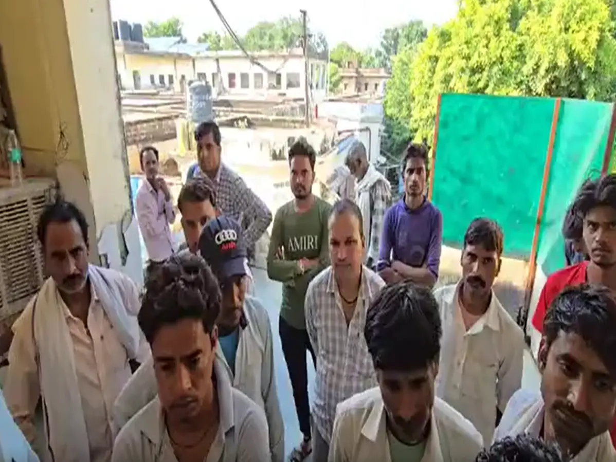 करौली में दो मोटरसाइकिलों की आमने-सामने की भिड़ंत , एक की मौत और 3 घायल करौली में दो मोटरसाइकिलों की आमने-सामने की भिड़ंत , एक की मौत और 3 घायल