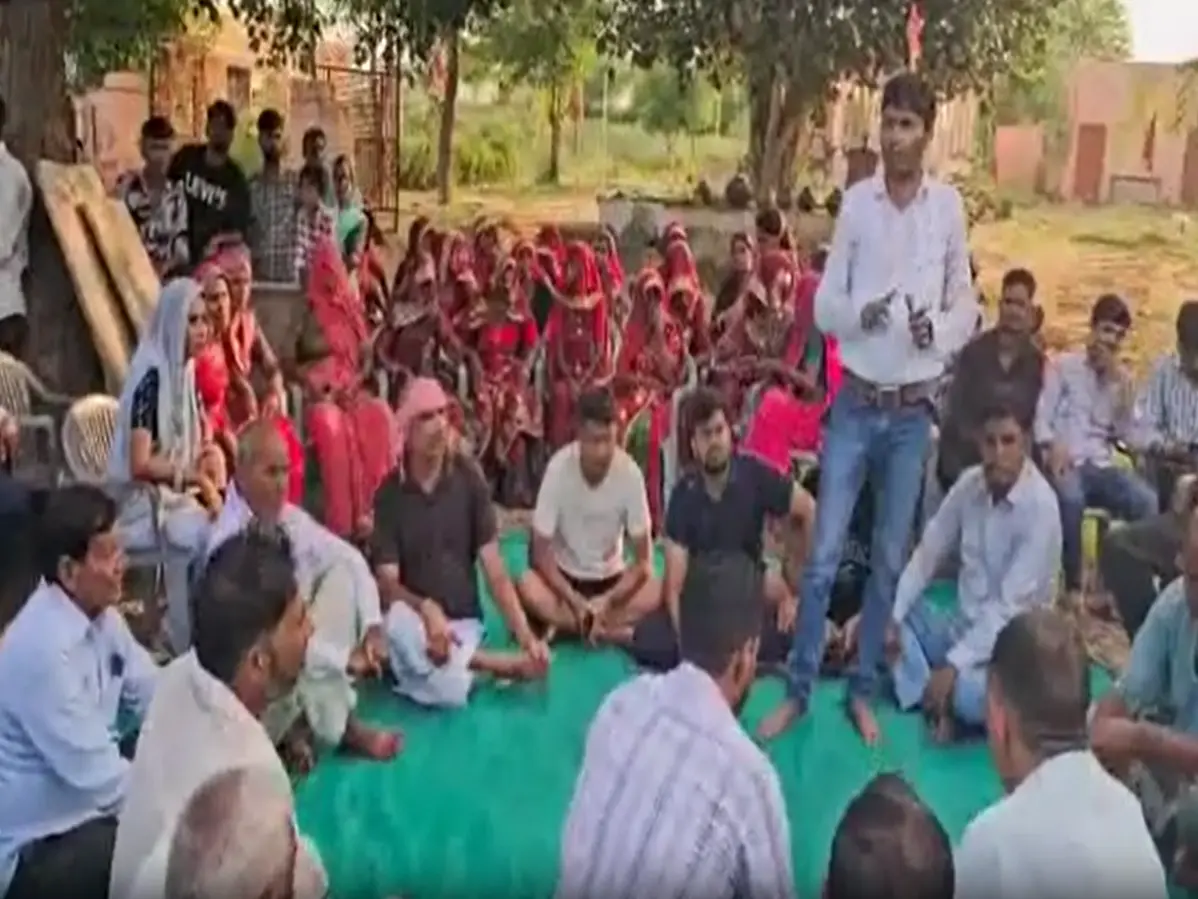 Sikar: मार्ग बदला, आक्रोश बढ़ा! चुड़ोली में प्रशासन के खिलाफ सड़क पर उतरे लोग Sikar: मार्ग बदला, आक्रोश बढ़ा! चुड़ोली में प्रशासन के खिलाफ सड़क पर उतरे लोग