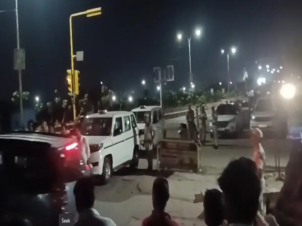 Jaipur: गलता गेट इलाके से लापता हुए 2 सगे भाइयों की XUV गाड़ी में मिली लाश, मचा कोहराम Jaipur: गलता गेट इलाके से लापता हुए 2 सगे भाइयों की XUV गाड़ी में मिली लाश, मचा कोहराम