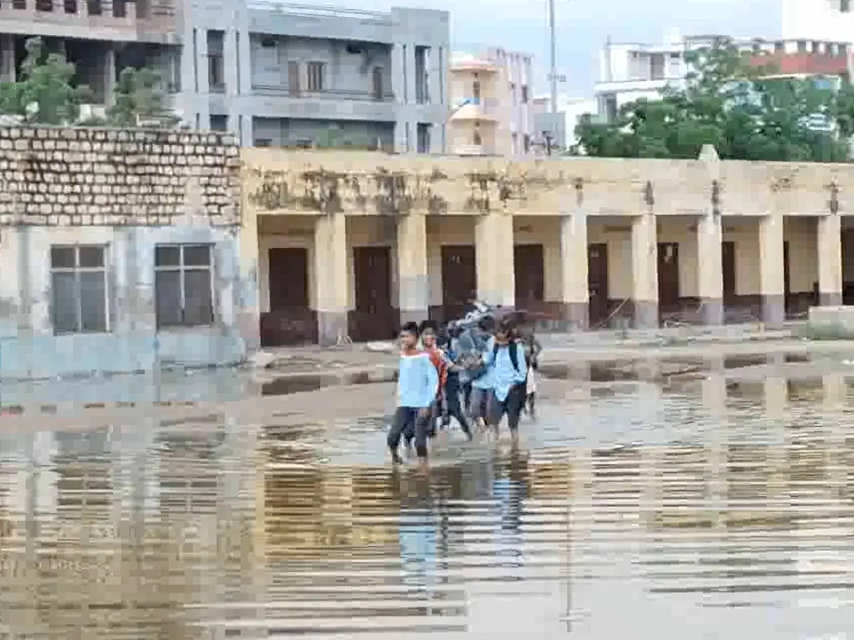 Jalore News: महात्मा गांधी राजकीय विद्यालय परिसर में भरा पानी, पैरेंट्स ने जताई चिंता