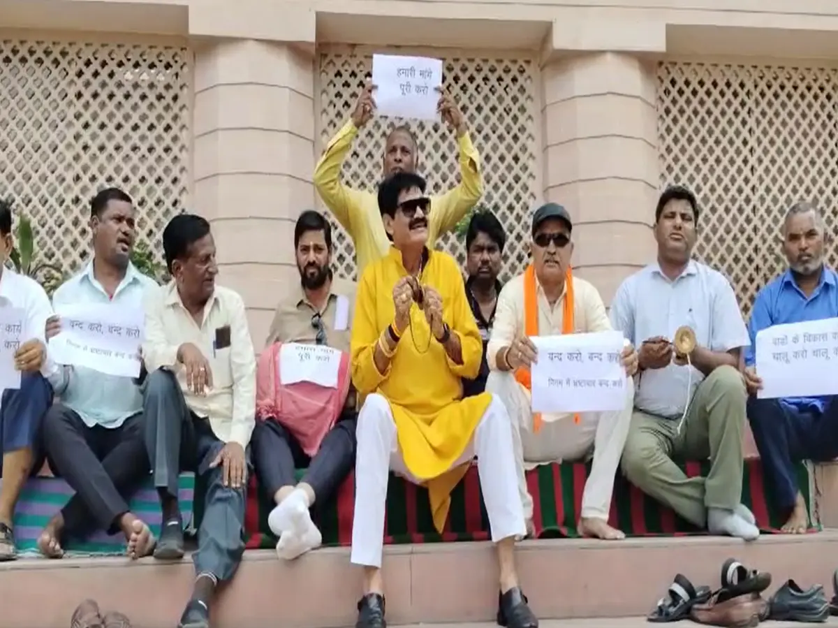 BJP के ही पार्षदों ने अपनी ही मेयर के खिलाफ खोला मोर्चा, बोले- मांगें नहीं मानी तो भूख हड़ताल करेंगे BJP के ही पार्षदों ने अपनी ही मेयर के खिलाफ खोला मोर्चा, बोले- मांगें नहीं मानी तो भूख हड़ताल करेंगे