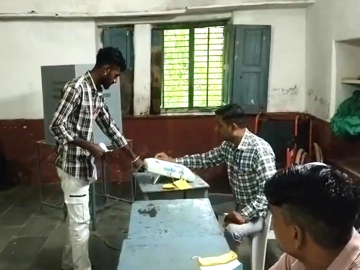 डूंगरपुर पंचायत उपचुनाव 2025: जिला परिषद और सीमलवाड़ा पंचायत समिति की पीठ सीट पर वोटिंग जारी
