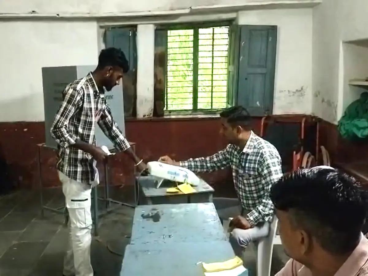 डूंगरपुर पंचायत उपचुनाव 2025: जिला परिषद और सीमलवाड़ा पंचायत समिति की पीठ सीट पर वोटिंग जारी डूंगरपुर पंचायत उपचुनाव 2025: जिला परिषद और सीमलवाड़ा पंचायत समिति की पीठ सीट पर वोटिंग जारी