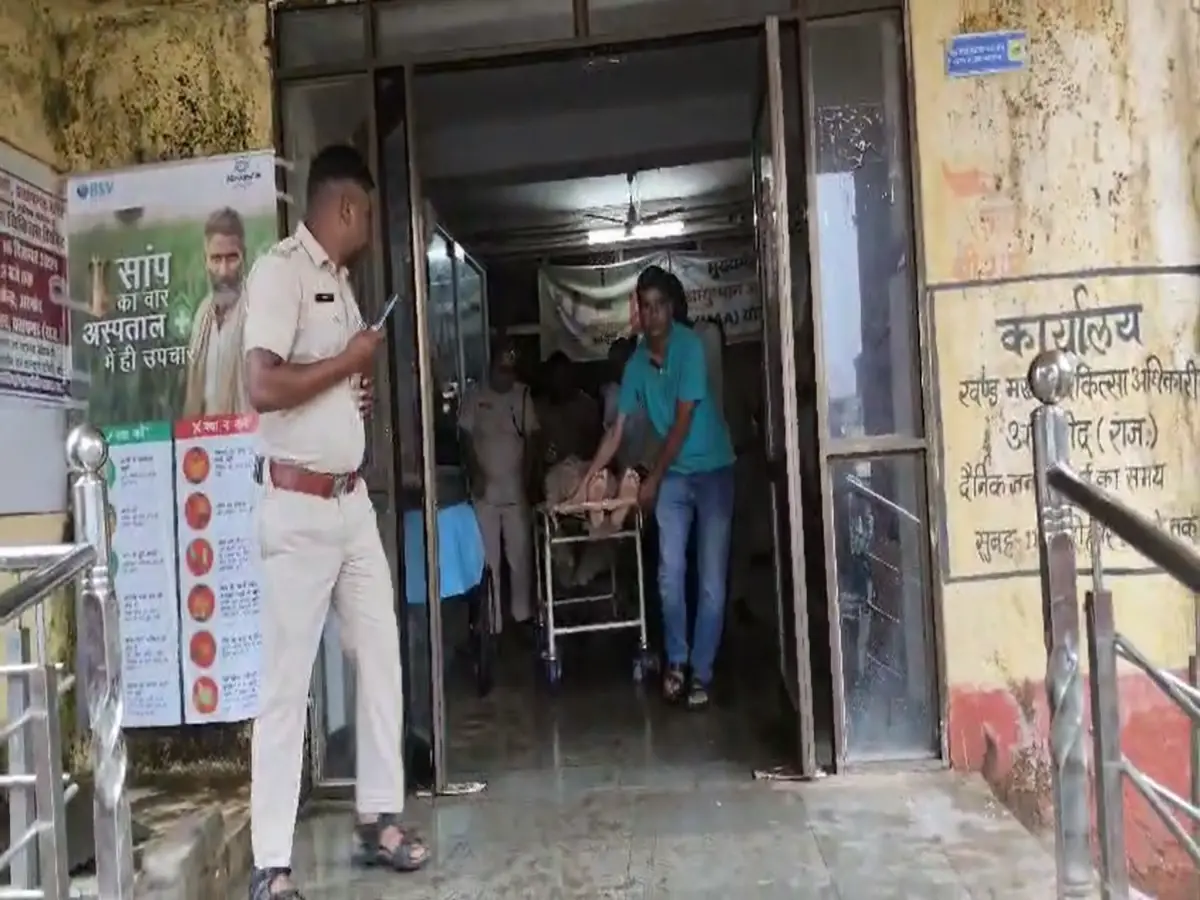 पुलिस दल पर भी हुआ हमला