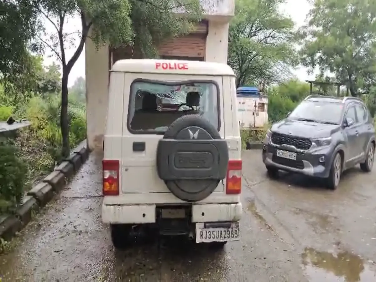 अतिरिक्त पुलिस बल गांव में तैनात