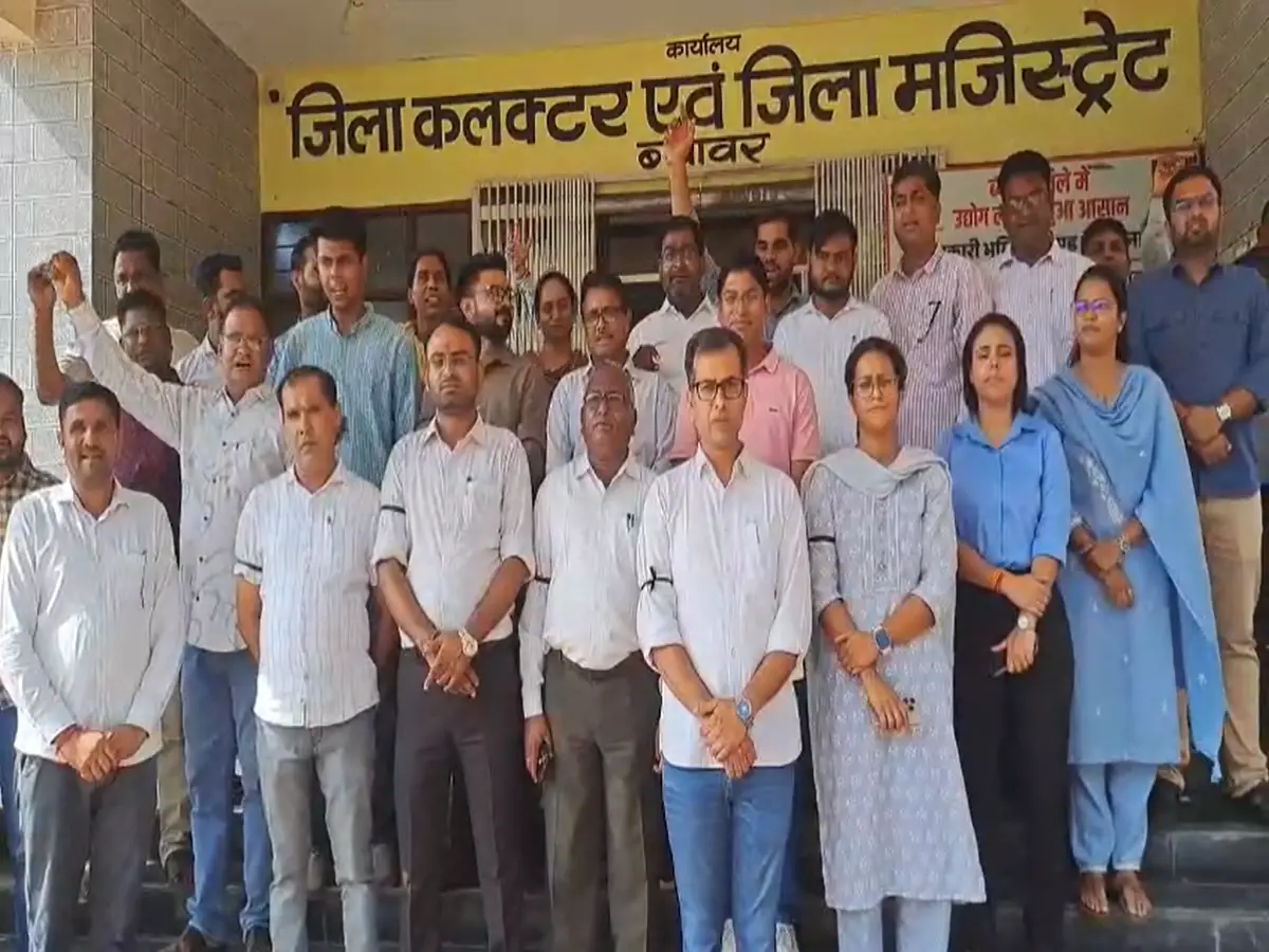 Beawar News: 'न्याय के रक्षक बने हमलावर' तहसीलदार कार्यालय पर अधिवक्ताओं का हमला, पुलिस-प्रशासन पर पक्षपात का आरोप Beawar News: 'न्याय के रक्षक बने हमलावर' तहसीलदार कार्यालय पर अधिवक्ताओं का हमला, पुलिस-प्रशासन पर पक्षपात का आरोप