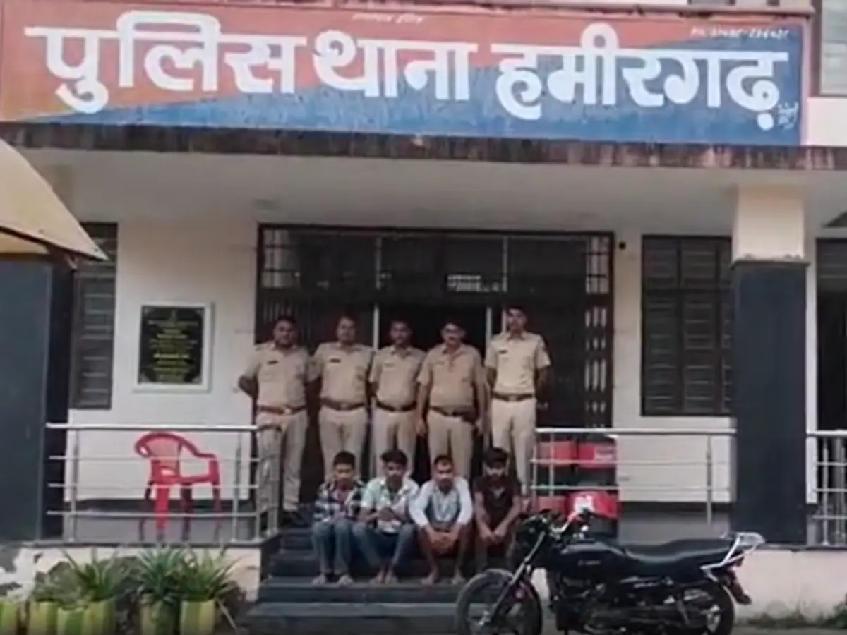 हमीरगढ़ थाना पुलिस को मिली बड़ी सफलता, फैक्ट्री कर्मचारी पर जानलेवा हमले के 4 नकाबपोश आरोपी गिरफ्तार हमीरगढ़ थाना पुलिस को मिली बड़ी सफलता, फैक्ट्री कर्मचारी पर जानलेवा हमले के 4 नकाबपोश आरोपी गिरफ्तार