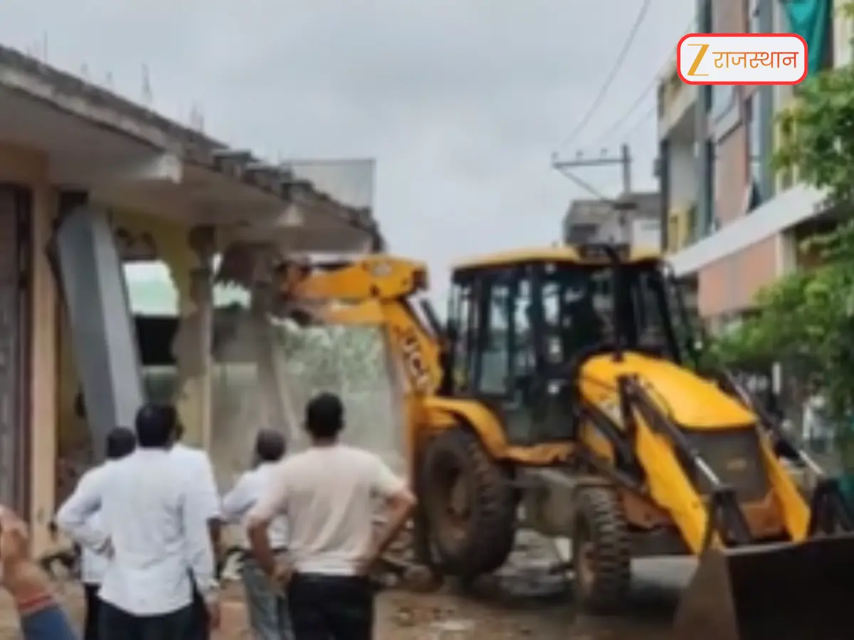 Jhalawar News: झालावाड़ में नशा तस्कर सरफराज और शरीफ की आलिशान संपत्ति पर गरजा बुलडोजर, सरकारी जमीन पर बनाई दुकानें की नेस्तनाबूद Jhalawar News: झालावाड़ में नशा तस्कर सरफराज और शरीफ की आलिशान संपत्ति पर गरजा बुलडोजर, सरकारी जमीन पर बनाई दुकानें की नेस्तनाबूद