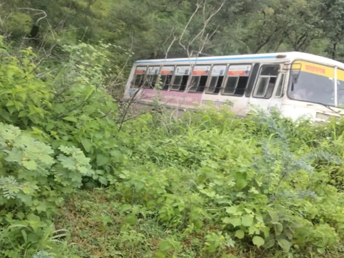 Pratapgarh News: अचानक फेल हो गए रोडवेज बस के ब्रेक, खाई में जा गिरी और फिर...