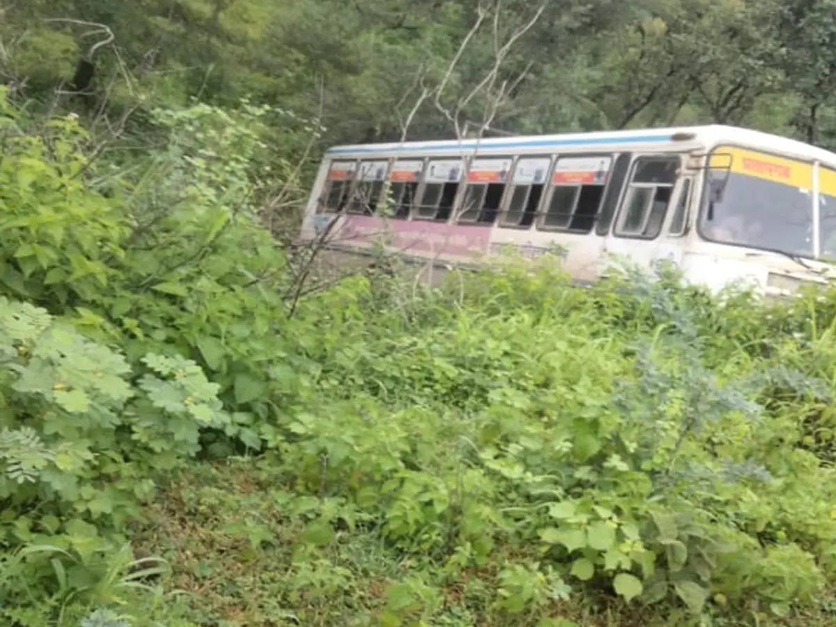 Pratapgarh News: अचानक फेल हो गए रोडवेज बस के ब्रेक, खाई में जा गिरी और फिर... Pratapgarh News: अचानक फेल हो गए रोडवेज बस के ब्रेक, खाई में जा गिरी और फिर...