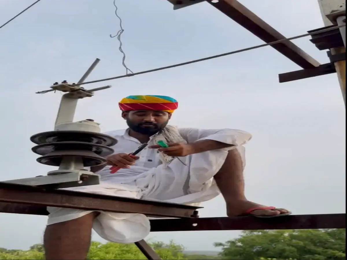 ट्रांसफॉर्मर पर हाईवोल्टेज के बीच बन रही राजस्थान में REEL... बाड़मेर में फेम के नशे के लिए हद पार कर गए युवा ट्रांसफॉर्मर पर हाईवोल्टेज के बीच बन रही राजस्थान में REEL... बाड़मेर में फेम के नशे के लिए हद पार कर गए युवा