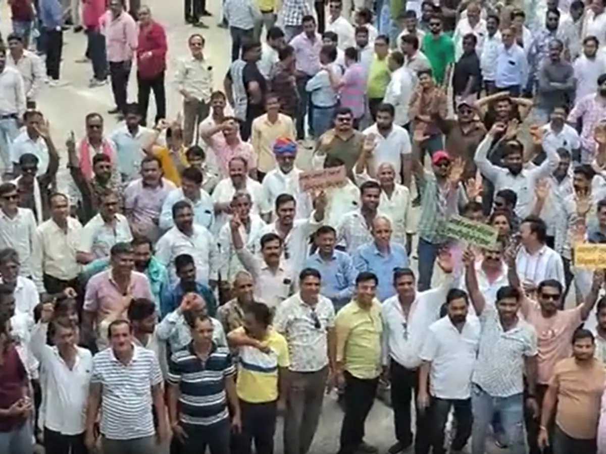 अनिश्चितकालीन भूख हड़ताल पर बैठे मार्बल व्यापारी, खनन कार्य ठप