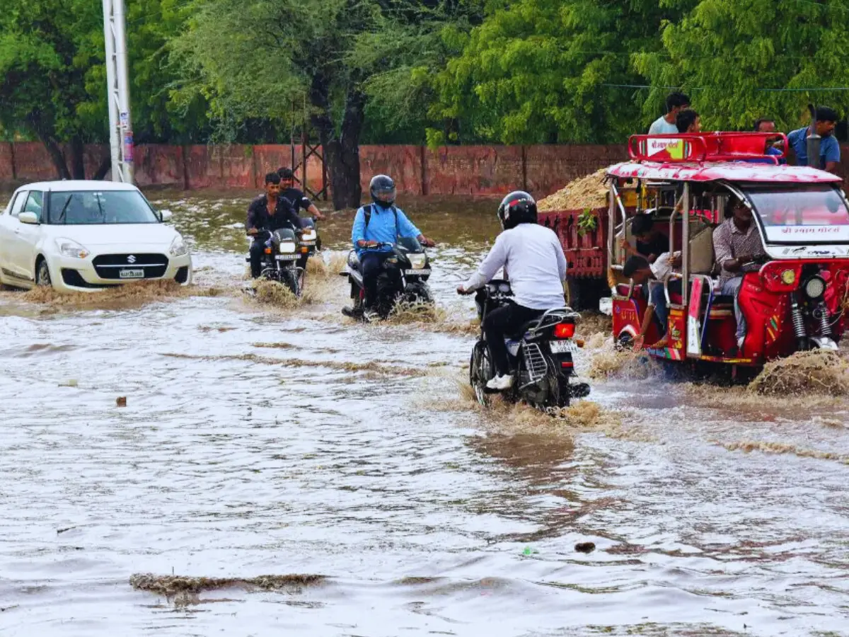 'स्विमिंग पूल' बनी सड़कें