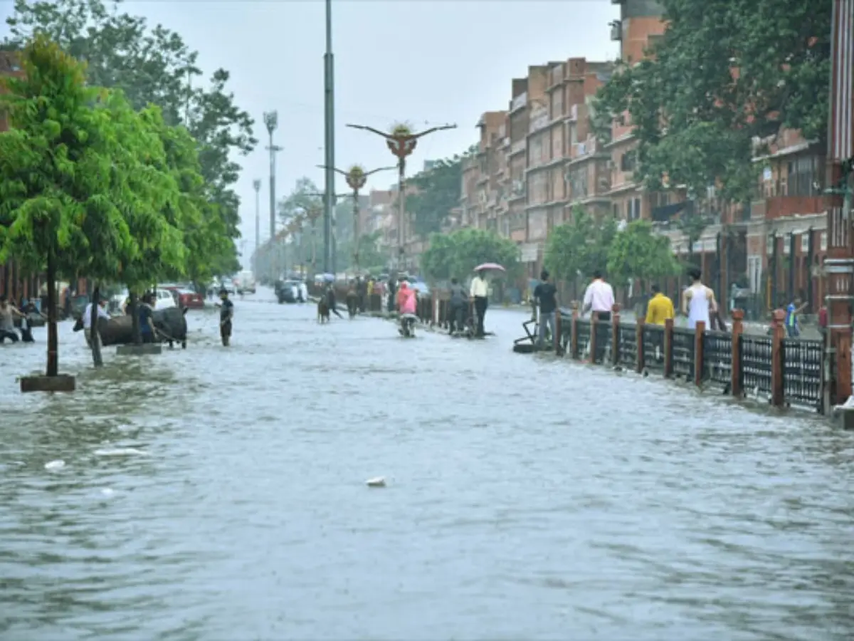 सरकारी इमारतों में भी पानी