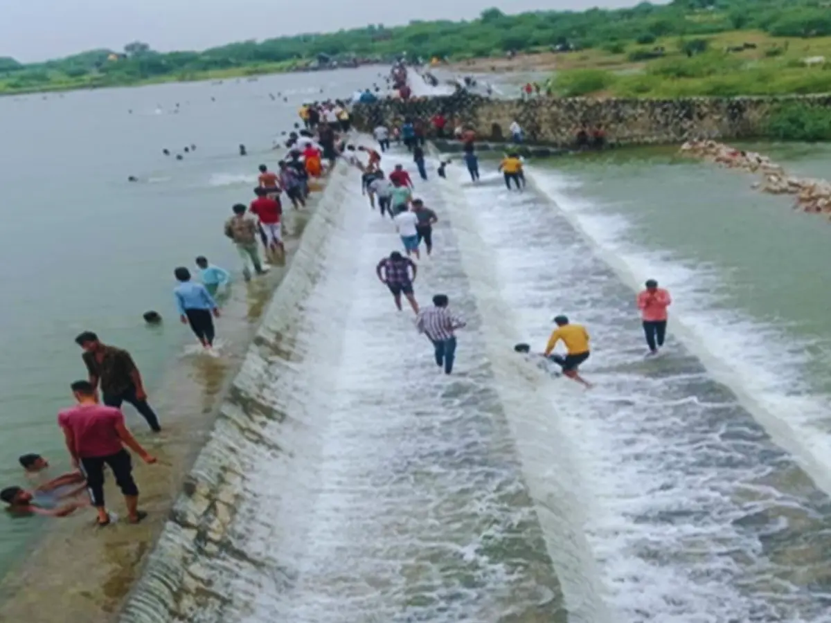 सवाई माधोपुर में भारी बारिश से जनजीवन पूरी तरह प्रभावित, 12वीं तक के स्कूल और आंगनबाड़ी के बच्चों की छुट्टी घोषित सवाई माधोपुर में भारी बारिश से जनजीवन पूरी तरह प्रभावित, 12वीं तक के स्कूल और आंगनबाड़ी के बच्चों की छुट्टी घोषित