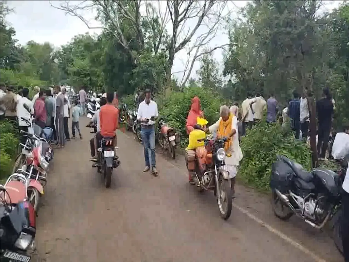 Pratapgarh News: कुएं में समा गई तस्करों की पिकअप, पुष्पा-स्टाइल में हुआ फिल्मी हादसा Pratapgarh News: कुएं में समा गई तस्करों की पिकअप, पुष्पा-स्टाइल में हुआ फिल्मी हादसा