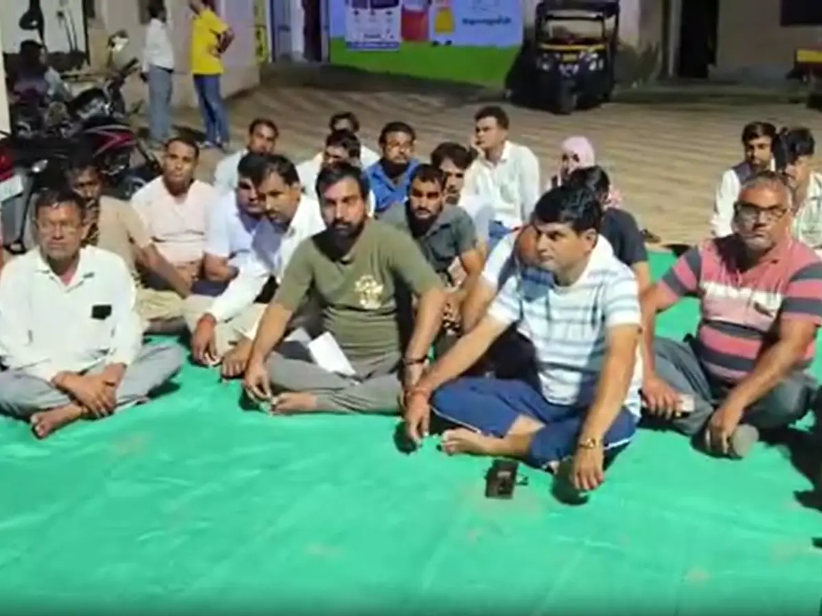 डिलीवरी के समय नवजात की मौत, चिकित्सक पर लापरवाही का आरोप, धरने पर बैठे परिजन डिलीवरी के समय नवजात की मौत, चिकित्सक पर लापरवाही का आरोप, धरने पर बैठे परिजन