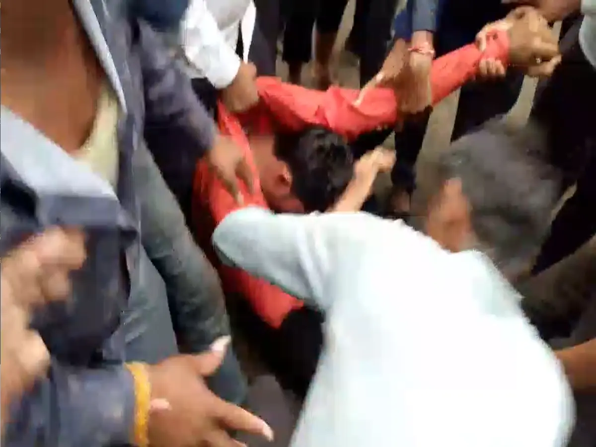 Jhalawar Crime: झालावाड़ में गुरु बना हैवान! नाबालिग से दुष्कर्म प्रयास, ग्रामीणों ने की शिक्षक की धुनाई Jhalawar Crime: झालावाड़ में गुरु बना हैवान! नाबालिग से दुष्कर्म प्रयास, ग्रामीणों ने की शिक्षक की धुनाई