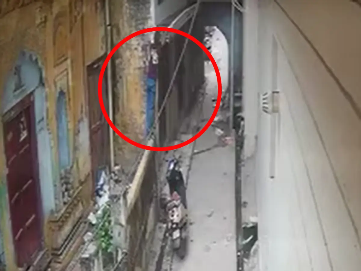 अलवर के सूने मकान में ढाई लाख की चोरी, छज्जे से लटकते बदमाश CCTV में कैद