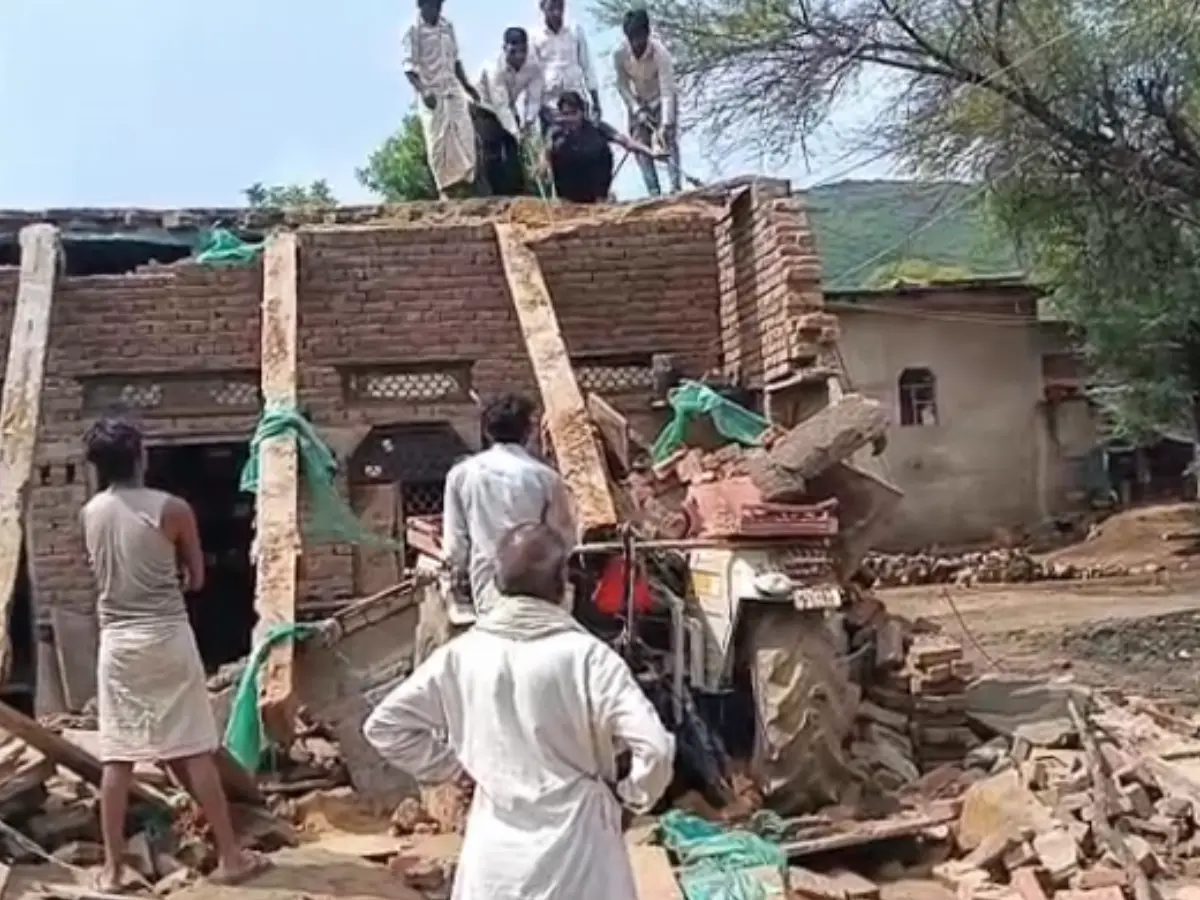 Alwar: बारिश के कारण गिरा किसान का मकान, मलबे में दब गए 8 लोग! Alwar: बारिश के कारण गिरा किसान का मकान, मलबे में दब गए 8 लोग!