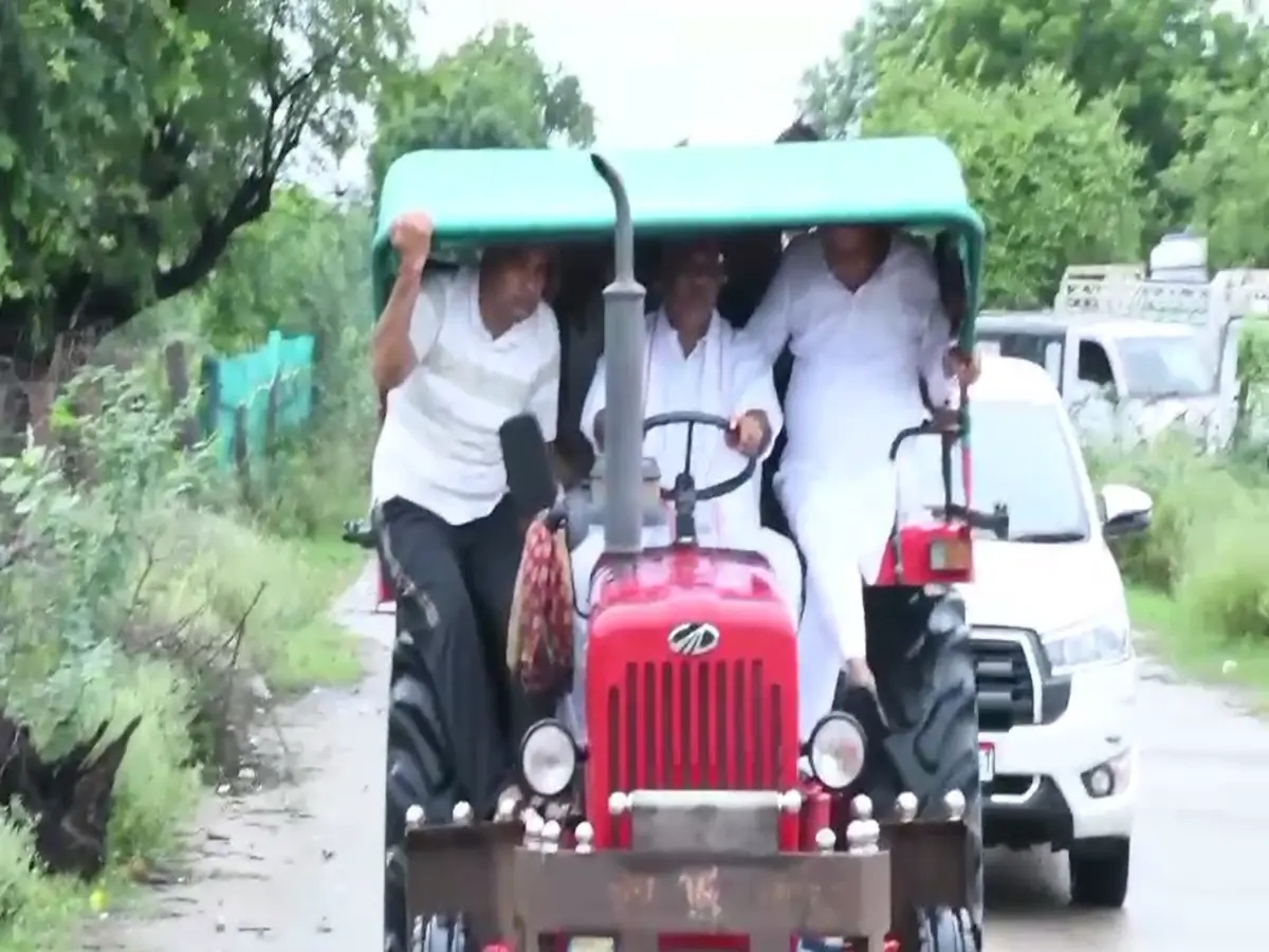 Sawai Madhopur: VIP कार छोड़ी पीछे, मंत्री जी ट्रैक्टर स्टेरिंग पर! बाढ़ में राहत का अनोखा नजारा