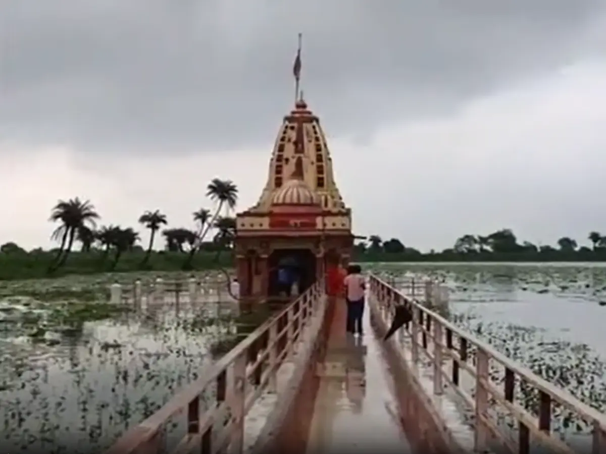 बिना नींव के पानी में तैरता शिव मंदिर! 4 महीने जल समाधि में रहता है शिवलिंग बिना नींव के पानी में तैरता शिव मंदिर! 4 महीने जल समाधि में रहता है शिवलिंग