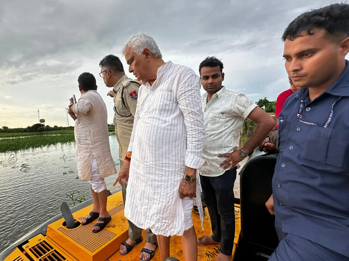 सवाई माधोपुर में किरोड़ीलाल मीणा ने JCB से लिया बाढ़ का जायजा, कहा- सरकार मुआवजा देगी सवाई माधोपुर में किरोड़ीलाल मीणा ने JCB से लिया बाढ़ का जायजा, कहा- सरकार मुआवजा देगी