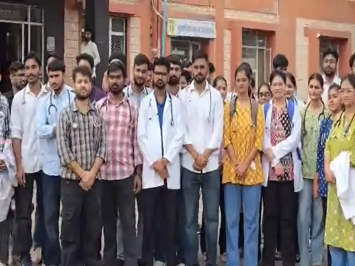 Barmer News: बाड़मेर में स्वास्थ्य सेवाओं पर ताला! इंटर्न डॉक्टरों की हड़ताल से मरीज बेहाल Barmer News: बाड़मेर में स्वास्थ्य सेवाओं पर ताला! इंटर्न डॉक्टरों की हड़ताल से मरीज बेहाल