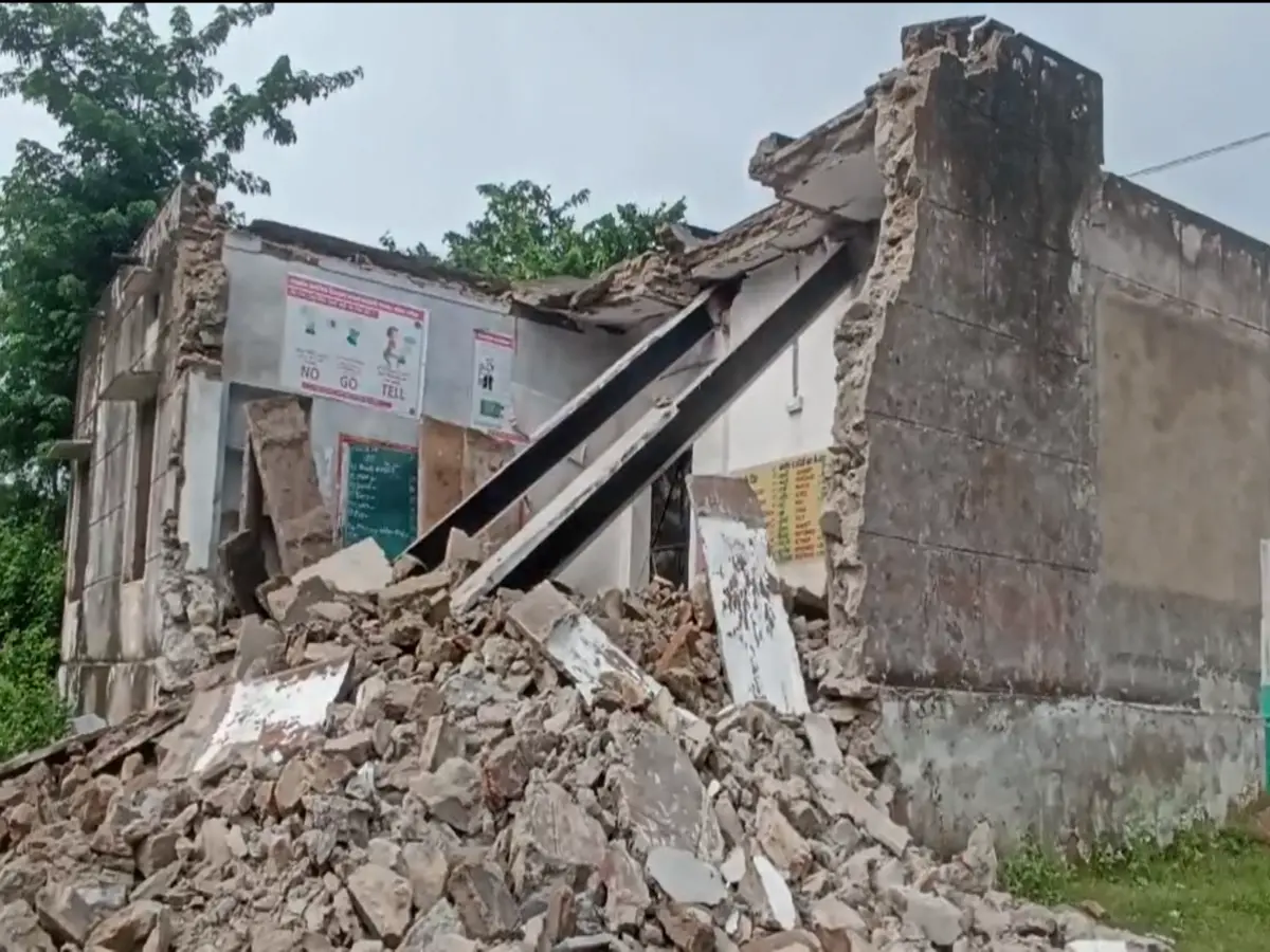 Bhilwara News: भीलवाड़ा में मौत का मंजर टला! पलभर में ढह गया पूरा कमरा, 73 मासूम बाल-बाल बचे Bhilwara News: भीलवाड़ा में मौत का मंजर टला! पलभर में ढह गया पूरा कमरा, 73 मासूम बाल-बाल बचे