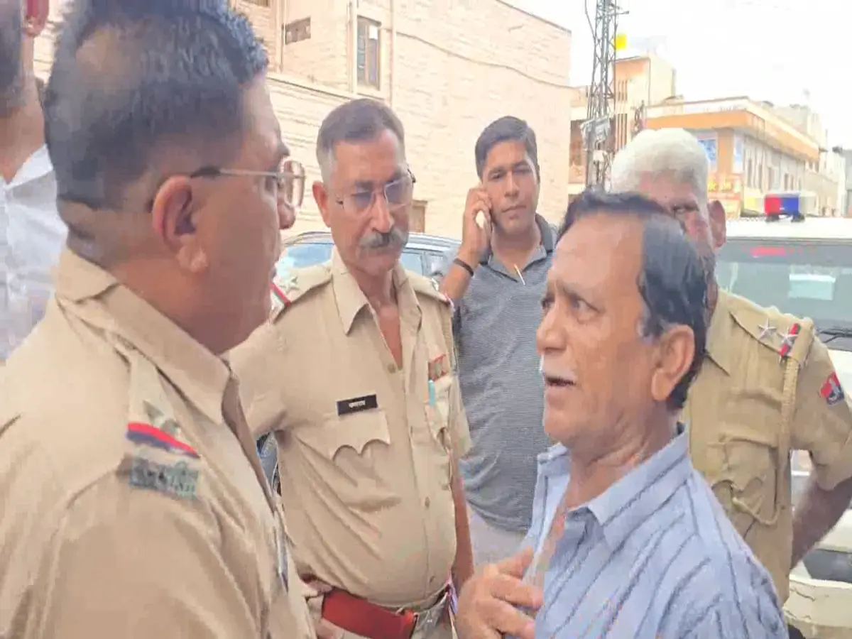 बाड़मेर में स्मार्ट मीटर का विरोध करना अधेड़ को पड़ा भारी, पुलिस ने धक्का देकर... बाड़मेर में स्मार्ट मीटर का विरोध करना अधेड़ को पड़ा भारी, पुलिस ने धक्का देकर...