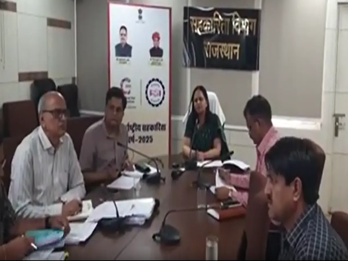 केंद्रीय सहकारिता सचिव ने अफसरों की ली बैठक, सहकार से समृद्धि पर हुई चर्चा केंद्रीय सहकारिता सचिव ने अफसरों की ली बैठक, सहकार से समृद्धि पर हुई चर्चा